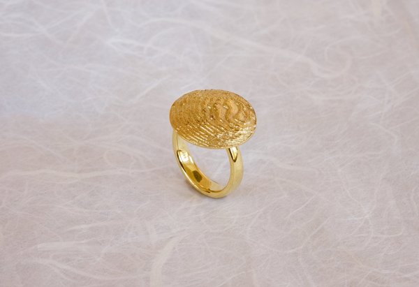 Ring mit runder Borken-Platte aus Gelbgold